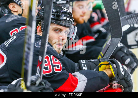 18. Dezember 2014 - Raleigh, North Carolina, USA - Carolina Hurricanes rechten Flügel Patrick Dwyer (39) während des NHL-Spiels zwischen den Toronto Maple Leafs und die Carolina Hurricanes in der PNC-Arena.  Die Carolina Hurricanes besiegten die Toronto Maple Leafs 4-1. (Kredit-Bild: © Andy Martin Jr./ZUMA Draht) Stockfoto