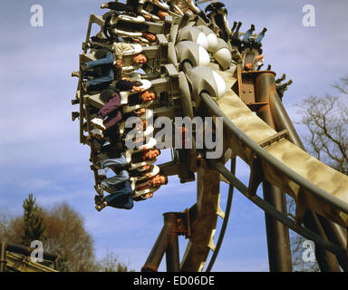 Nemesis Achterbahnfahrt im Freizeitpark Alton Towers, Alton, Staffordshire, England, Vereinigtes Königreich Stockfoto