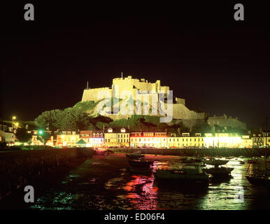 Mount Orgueil Castle aus dem 13. Jahrhundert und Gorey Harbour bei Nacht, Gorey, Saint Martin Parish, Jersey, Kanalinseln Stockfoto