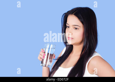 indische schöne Lady-Trinkwasser Stockfoto