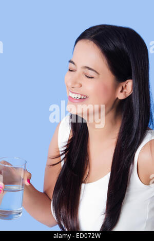 indische schöne Lady-Trinkwasser Stockfoto