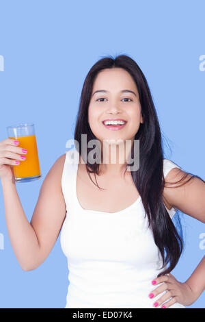 1 indische Beautiful Lady trinken Fruchtsaft Stockfoto