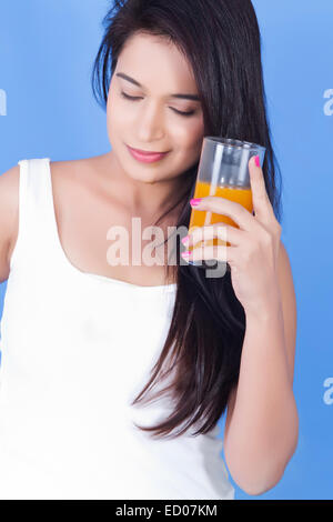 1 indische Beautiful Lady trinken Fruchtsaft Stockfoto