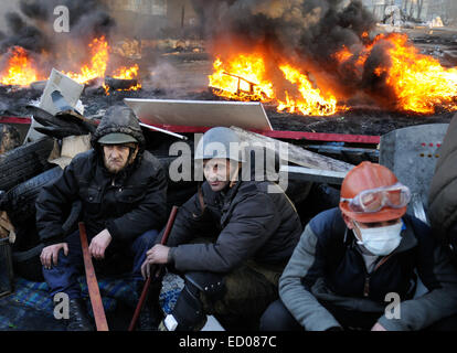 Peking, Ukraine. 20. Februar 2014. Demonstranten ausruhen nach Auseinandersetzungen mit der Polizei in der Nähe der Unabhängigkeitsplatz in Kiew, Ukraine, 20. Februar 2014. © Liu Hongxia/Xinhua/Alamy Live-Nachrichten Stockfoto