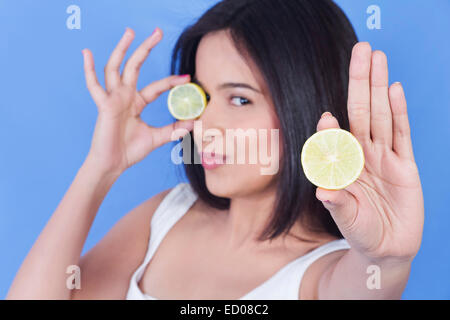 1 schöne Inderin Meyer-Zitrone Stockfoto