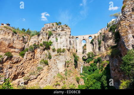 neue Brücke und Häuser am Rande eines Abgrundes in der Stadt Rhonda, Spanien Stockfoto