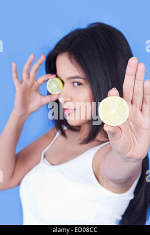 1 schöne Inderin Meyer-Zitrone Stockfoto