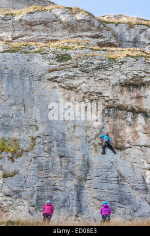 Wales, Llandudno, Great Orme, weibliche Kletterer Stockfoto