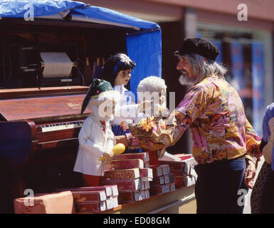 Straße Entertainer mit Marionetten, Norwich Market, Market Place, Norfolk, England, Vereinigtes Königreich Stockfoto