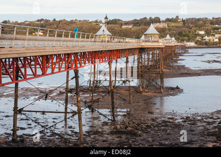 Wales, Bangor, Bangor Pier und Menai Straits bei Ebbe Stockfoto