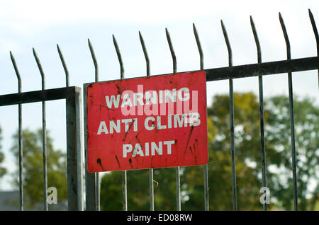 Anti-Aufstieg Farbe Warnschild an Geländer befestigt. Stockfoto