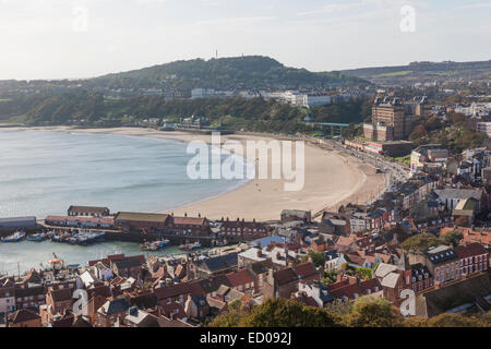 England, Yorkshire, Scarborough, Stadt und Strandblick vom Scarborough Castle Stockfoto