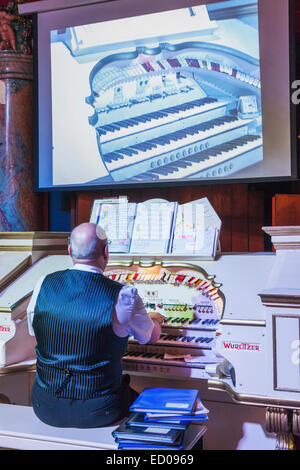 England, Yorkshire, Filey, Scarborough Fair Collection, Organist Vintage Wurlitzer Orgel zu spielen Stockfoto