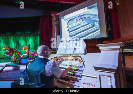 England, Yorkshire, Filey, Scarborough Fair Collection, Organist Vintage Wurlitzer Orgel zu spielen Stockfoto