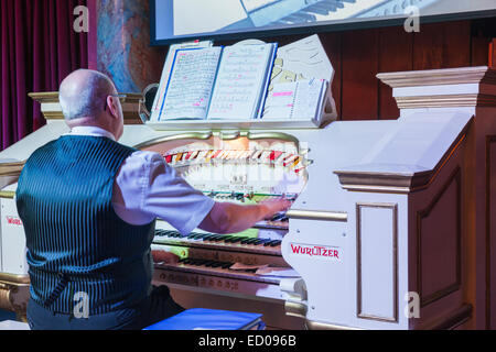 England, Yorkshire, Filey, Scarborough Fair Collection, Organist Vintage Wurlitzer Orgel zu spielen Stockfoto