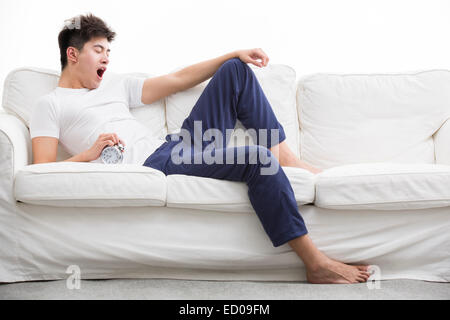 Junger Mann nur aufwachen Stockfoto