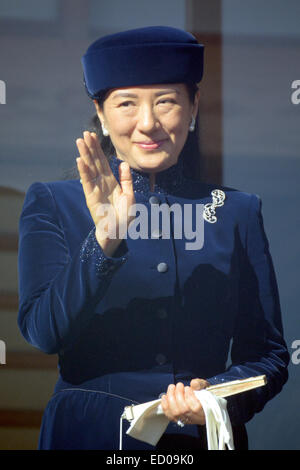 Tokio, Japan. 23. Dezember 2014. Prinzessin Masako, Ehefrau von Japans Kronprinz Naruhito, erscheint auf der Veranda des kaiserlichen Palastes in Tokio, winken Hunderte von Gratulanten feiert Kaiser Akihitos 81. Geburtstag am Dienstag, 23. Dezember 2014. Bildnachweis: Kaku Kurita/AFLO/Alamy Live-Nachrichten Stockfoto