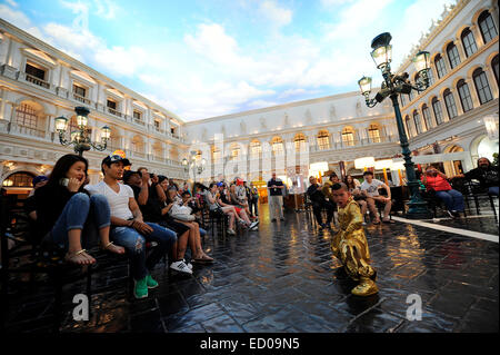 Las Vegas, Nevada, USA. 22. Dezember 2014. Neun Jahre alte "kleine Bohnen" führt seine 'PANDA'! zeigen Sie in Las Vegas, Nevada, USA am 22. Dezember 2014. Bildnachweis: TopPhoto/Alamy Live-Nachrichten Stockfoto