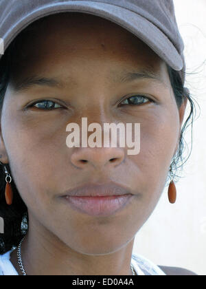 hübsche junge Creole Latina Frau aus Corn Island Nicaragua mit ernsten Blick auf Gesicht Stockfoto