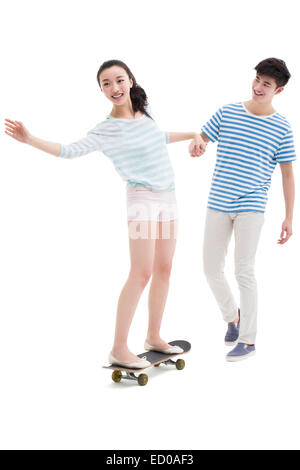 Junger Mann seine Freundin Skateboard Unterricht Stockfoto