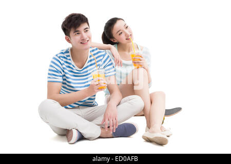 Glückliches junges Paar Saft zu trinken Stockfoto