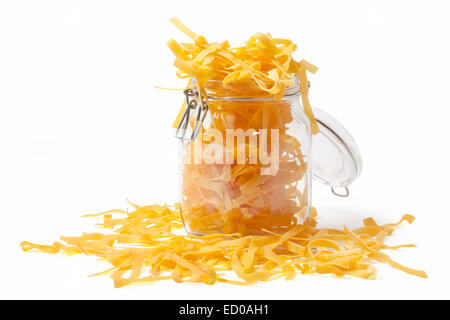 Typisch italienische Küche Pasta in einem Glas isoliert auf weiss. Stockfoto