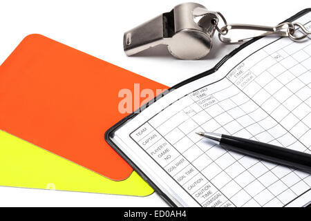 Schiedsrichter-Karten, Pfeife, Notizbuch und Stift, isoliert auf weißem Hintergrund Stockfoto