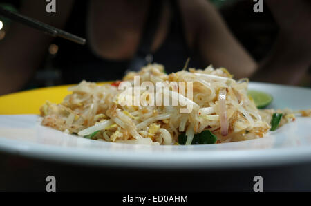 Pad thai, gebratene Nudel Reisgericht serviert in einem Restaurant, Bangkok, Thailand. Stockfoto