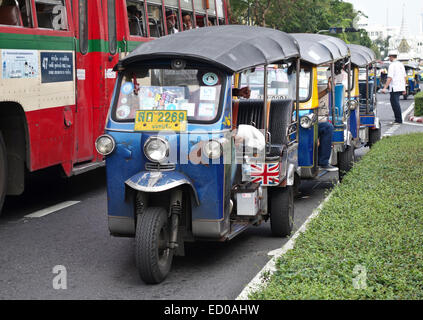 Tuk-Tuks aufgereiht in einer Straße in Bangkok, Thailand, Südostasien. Stockfoto