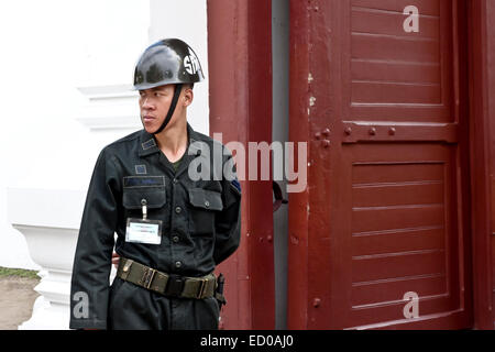 Royal Thai Army Soldat auf touristische Attraktion das Grand Palace in Bangkok, Thailand. Stockfoto