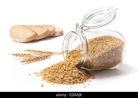 Foto von Weizen, Brot und Weizen Körner isoliert auf weiss. Stockfoto