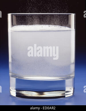 Süβen Tabletten auflösen in einem Glas Wasser Stockfoto