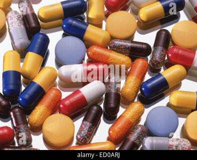 Verschiedene Pillen, Kapseln und Tabletten auf Glas Hintergrund Stockfoto