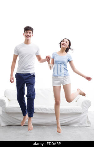 Glückliches junges Paar springen Stockfoto