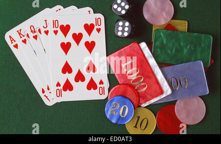 Spieltisch mit Karten, würfeln und Chips. Stockfoto