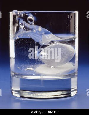 Lösliche Tabletten auflösen in einem Glas Wasser (Studio-Shooting), Greater London, England, Vereinigtes Königreich Stockfoto