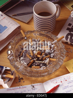 Aschenbecher voller Zigarettenstummel Stockfotografie - Alamy