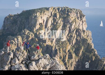 Frankreich, Finistere, Camaret Sur Mer, Klettern an der Spitze der Pen Hir auf der Halbinsel Crozon Stockfoto