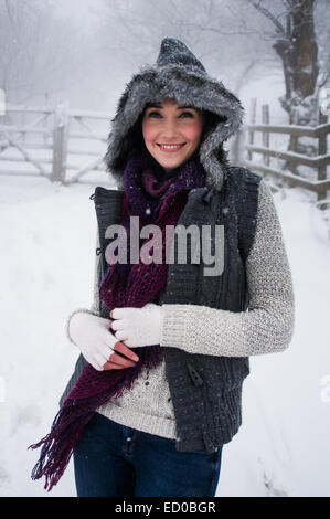 Frau trägt Strick Schnee genießen Stockfoto