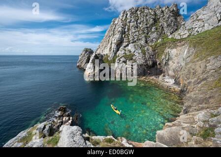 Frankreich, Finistere, Camaret Sur Mer, Kajak bis zur Spitze Pen Hir auf der Halbinsel Crozon Stockfoto