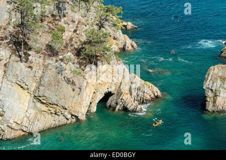 Frankreich, Finistere, Crozon, Kajak auf der Halbinsel Crozon Stockfoto