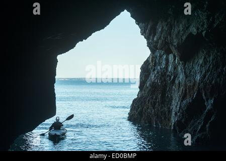 Frankreich, Finistere, Crozon, Kajak Erforschung der Höhlen auf der Halbinsel Crozon Stockfoto