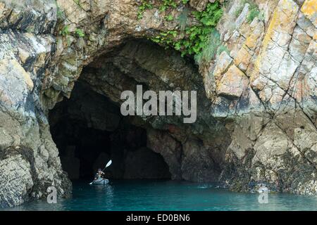 Frankreich, Finistere, Crozon, Kajak Erforschung der Höhlen auf der Halbinsel Crozon Stockfoto