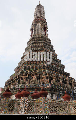 Die zentrale Turm Pagode prang buddhistischer Tempel, Wat Arun, der Tempel der Morgenröte. Thonburi. Bangkok, Thailand. Stockfoto