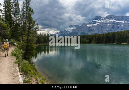 Kanada, Alberta Banff National Park, Teenager (14-15) Wandern rund um Johnson Lake Stockfoto