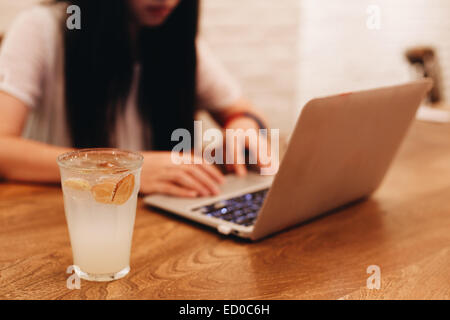 Frau mit Laptop im café Stockfoto