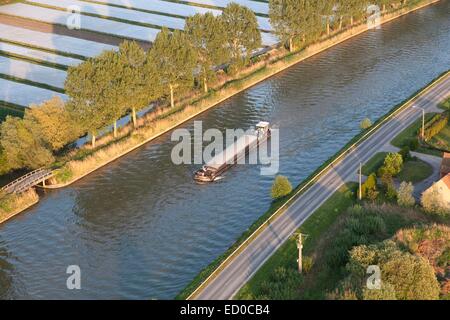 Frankreich, Nord, Watten, Lastkahn auf dem Canal de l'Aa (Luftbild) Stockfoto