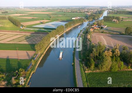 Frankreich, Nord, Watten, Lastkahn auf dem Canal de l'Aa (Luftbild) Stockfoto