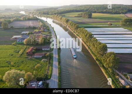 Frankreich, Nord, Watten, Lastkahn auf dem Canal de l'Aa (Luftbild) Stockfoto