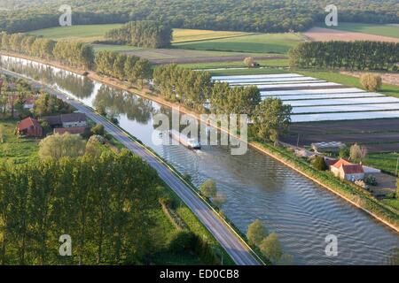 Frankreich, Nord, Watten, Lastkahn auf dem Canal de l'Aa (Luftbild) Stockfoto